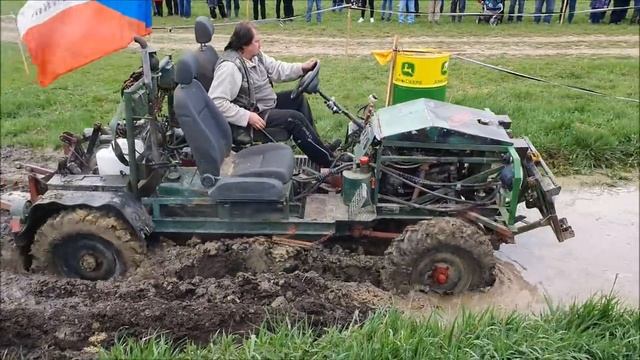 Шоу и гонки на тракторах по грязи