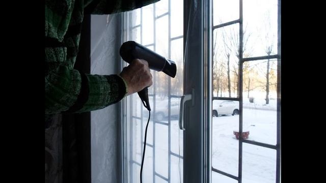 Теплосберегающая плёнка на окна. Поклеили на 2 окна.