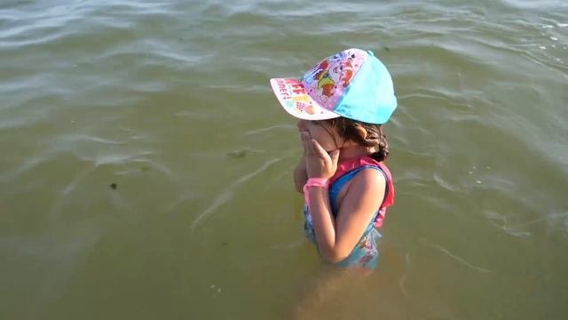 VLOG Почему бабушка в одном платье. Костя подкидывает Алису в море