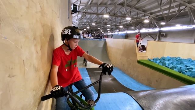 УЧИМ ПЕРВЫЕ ТРЮКИ на BMX - Тренировка в BMX школе