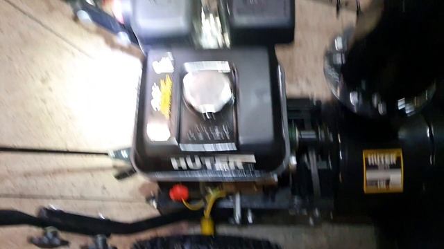 Замена ремня привода шнека в снегоуборщике Huter легко и просто.