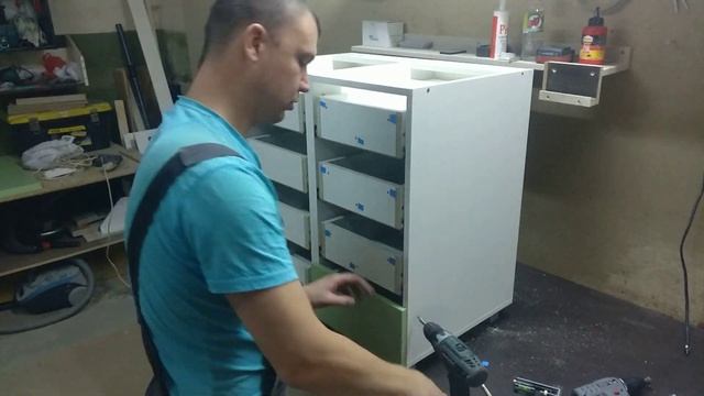 Как крепить фасады на ящики. 2 способа
