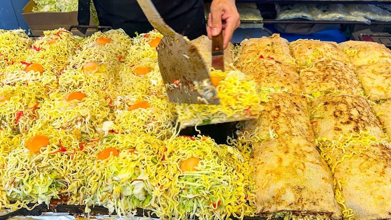 Окономияки в стиле Хиросимы окономияки хиросимаяки. Японская уличная еда.
