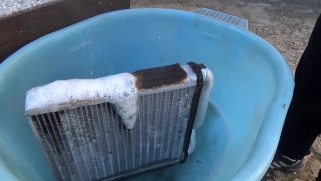 Наглядный эксперимент, промывка радиатора печки кротом