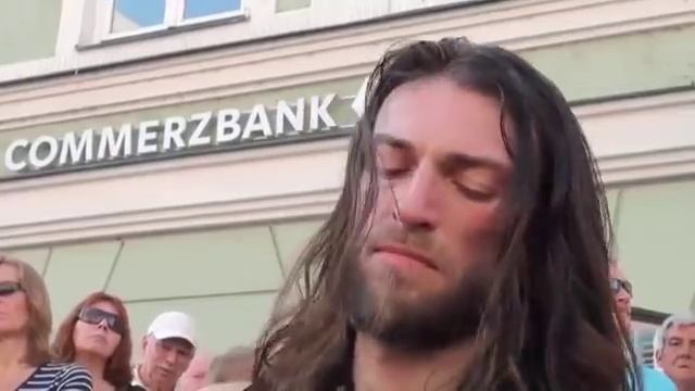 Его зовут Эстас Тонне. Гитарист. Уровень: Бог