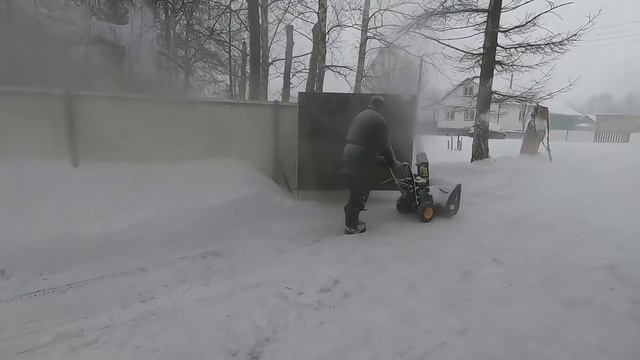 Чистим снег с помощью снегоуборщика CHAMPION ST656