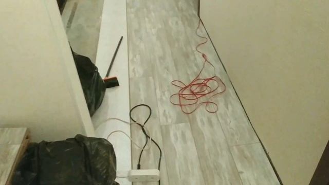 ЛАМИНАТ В ПРИХОЖЕЙ ЗАВОДИМ ПОД ДВЕРНЫЕ КОРОБКИ
