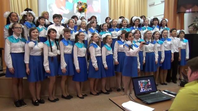 Песню "Должны смеяться дети" исполняет хор учащихся и учителей второй школы