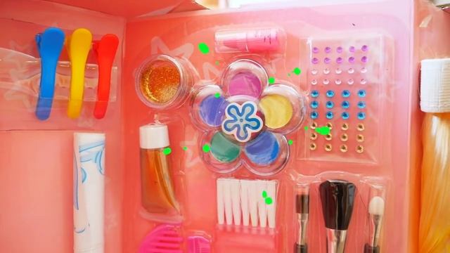 Настя пакует игрушки в чемоданы