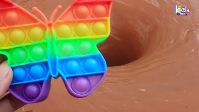 Расслабляющее видео! Эксперимент - Водоворотная дыра против игрушек и вкусняшек!