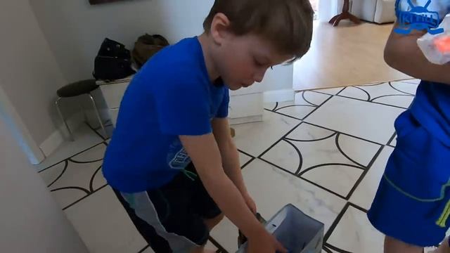 Почему Кирилл и Филипп остались без игрушек? ПРИШЕЛЬЦЫ в ГОРОДЕ! // KiFill boys 13+