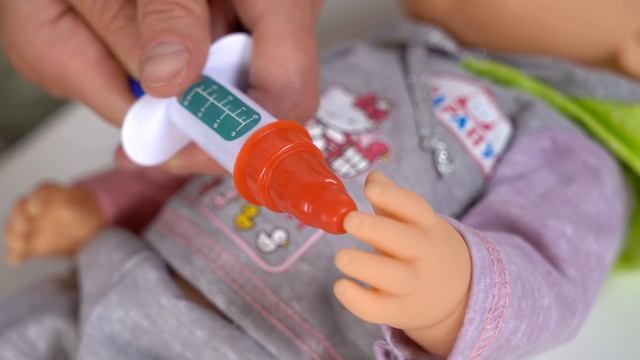 Доктор Маленькая Вера играет и лечит свою куклу от ветрянки