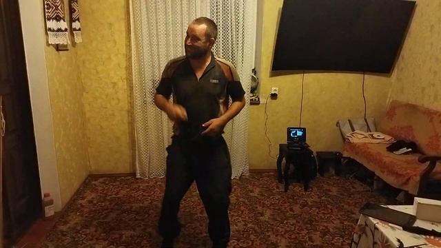 Парень круто станцевал под песню Шатунова "Детство" !!!!