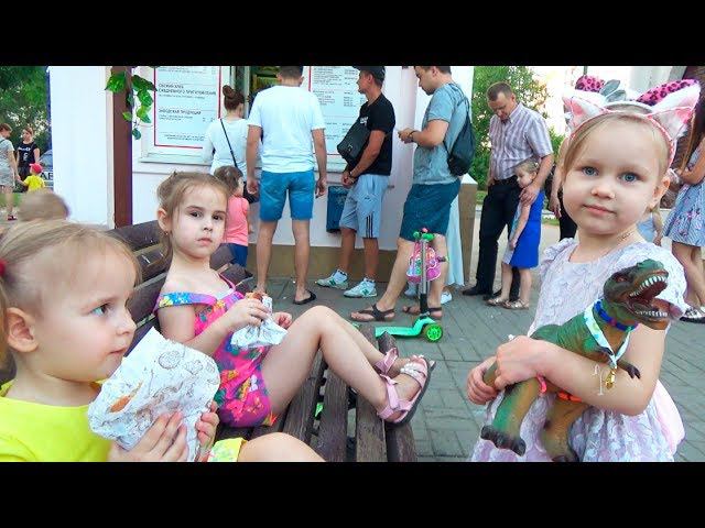 Дети играют на улице Алина и Мими Лисса потеряли кольцо Kids Play outdoor playground