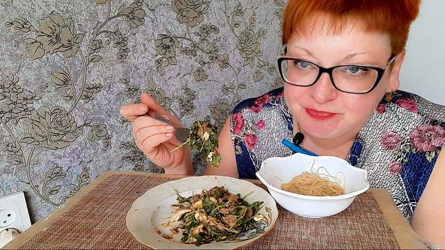 Мукбанг салат из тунца и руколы/ну,очень вкусно