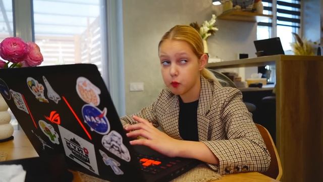 Амелька СТАЛА ВЗРОСЛОЙ НА 24 часа!