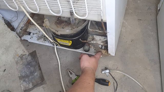 Как заправить холодильник ФРЕОНОМ (ГАЗОМ) из баллончика. Заправь сам !!!.mp4