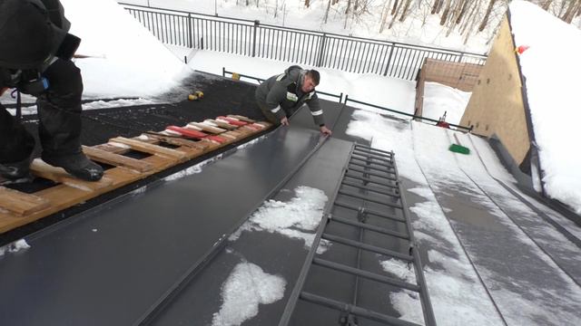 Процесс монтажа фальцевой кровли. Двойной стоячий фальц #КРОВЛЯ #СМОЛЕНСКИЙ_КРОВЕЛЬЩИК