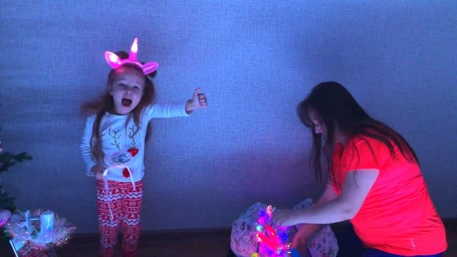 Ева и мама играют в светящиеся игрушки / Eve and mom play glowing toys.