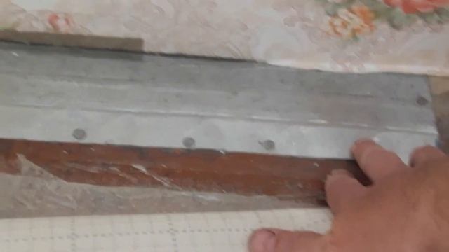 Как заделать дыру между стеной и полом?