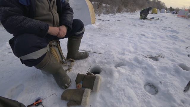 Ловля плотвы зимой на мормышку в малой речке! Зимняя рыбалка.