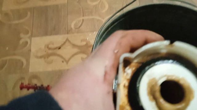 Не держит запорная арматура в бачке унитаза.Устранение