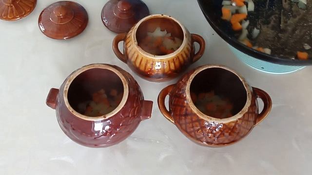 Перловка в горшочках с мясом.