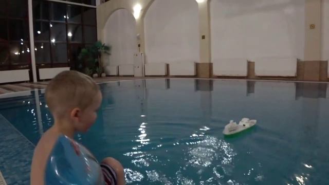 Bad Baby Ночь в Закрытом Аквапарке (24 Часа Челлендж) Kids Overnight in Aquapark 24 Hour Challenge