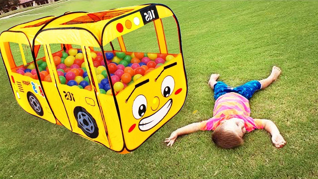 Wheels on the Bus School songs Nursery Rhymes for Kids, Learn colors with Baby and balls