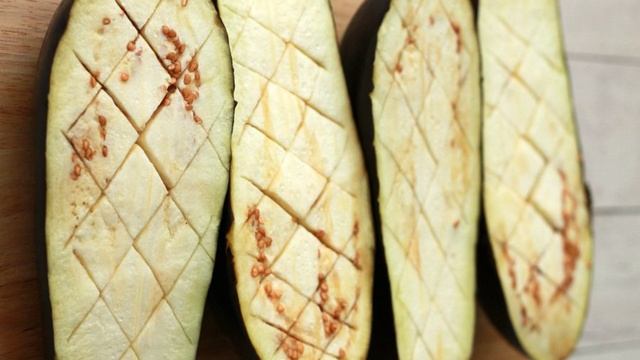 Запеченные баклажаны в духовке