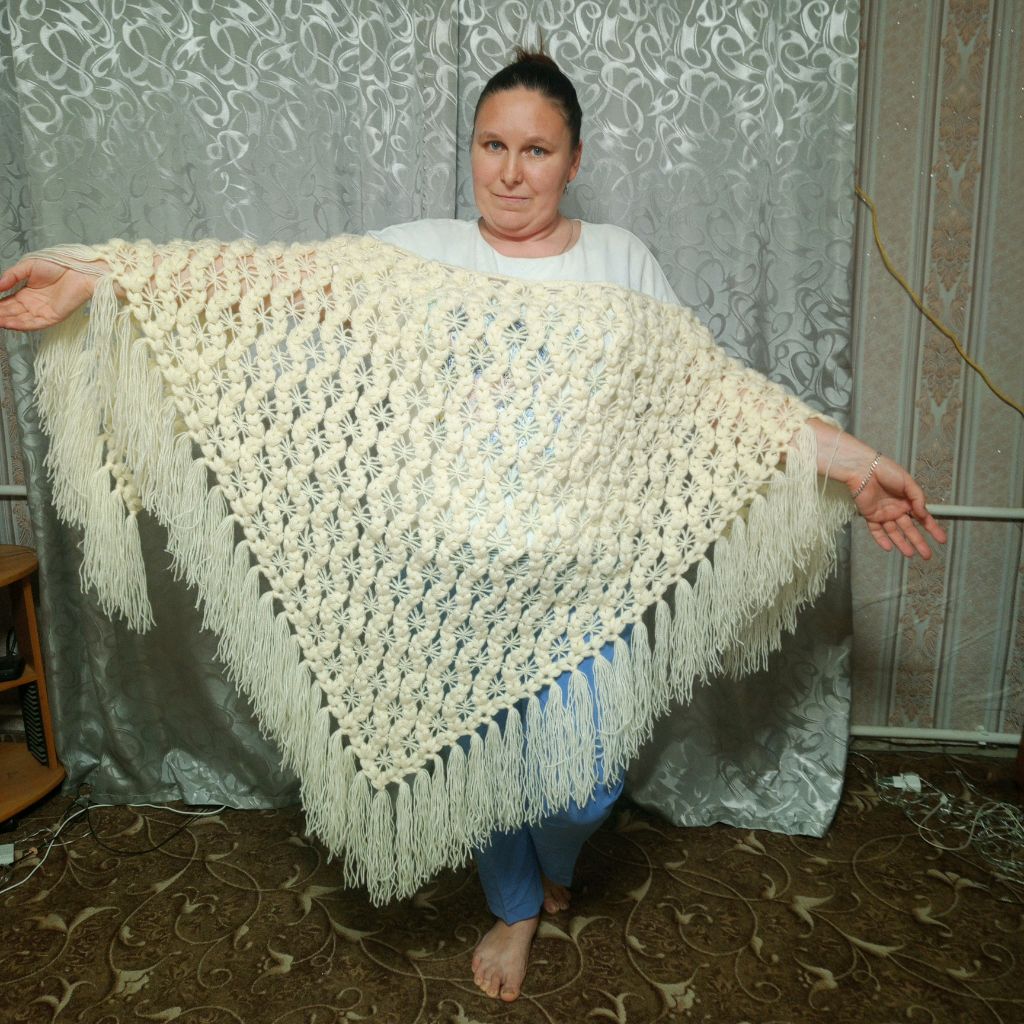 Лена Вяжет